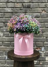 Цветочная композиция из Гипсофила и Розы в шляпной коробке в Майском
