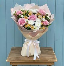 Букет цветов из:  Гвоздики, Орхидеи и Розы в Майском