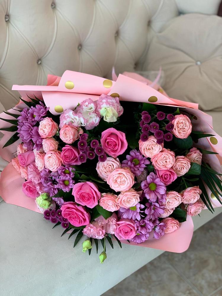 Букет цветов из: Хризантемы, Розы и Лизиантусы в Майском