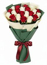 Букет Микс из красных и белых роз в Майском