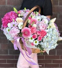 Цветочная композиция из Розы, Хризантемы, Пионы и Лизиантусы в корзине #REPLACE_PRED# Майском