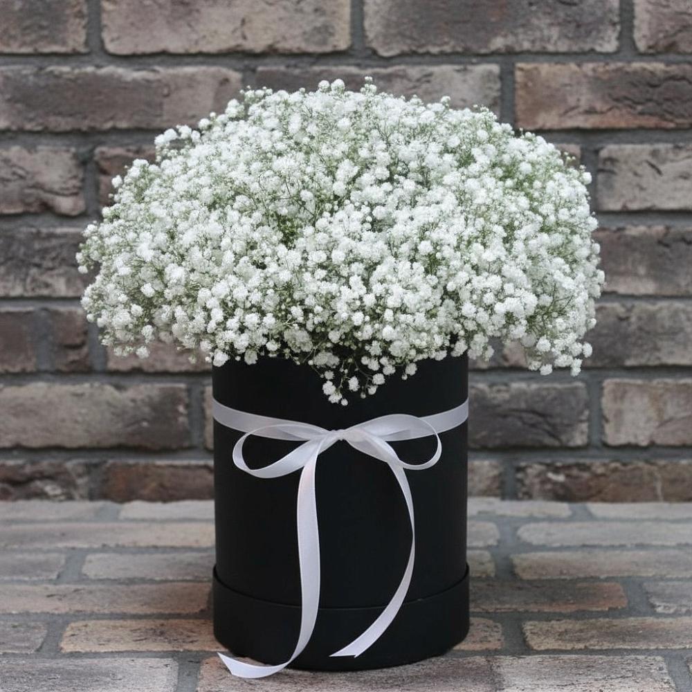 Цветочная композиция из Гипсофила в шляпной коробке в Майском