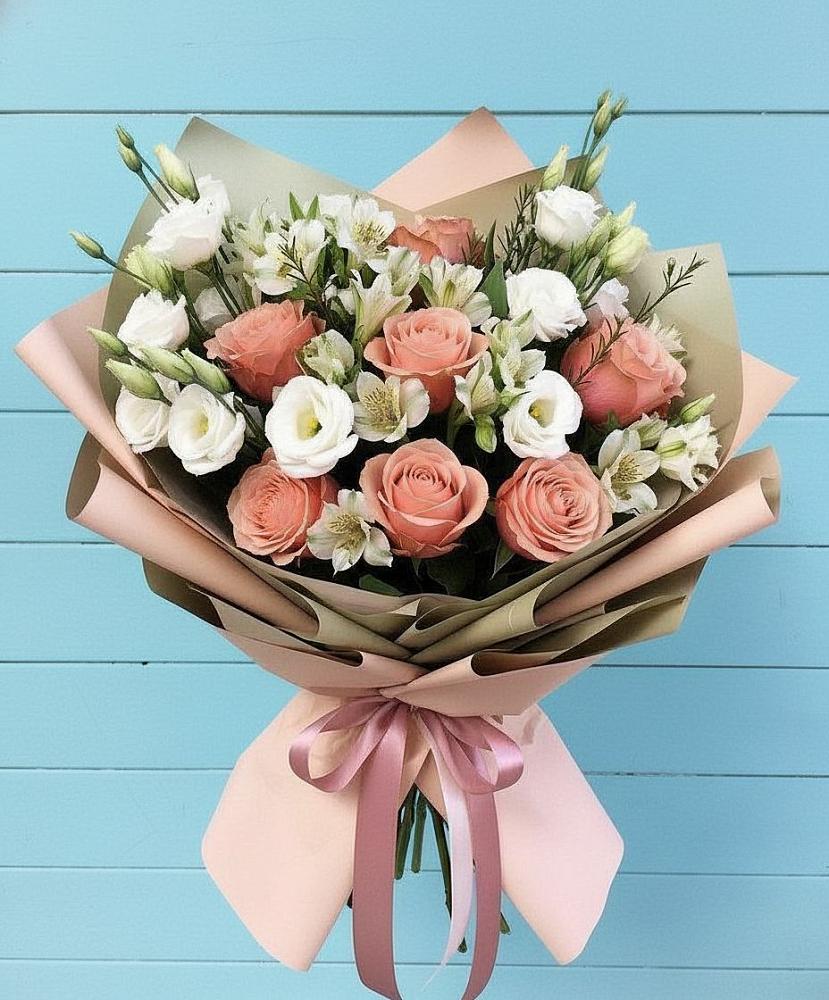 Букет цветов из: Розы, Альстромерии и Лизиантусы в Майском