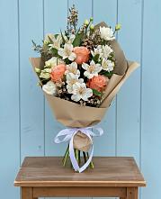 Букет цветов из:  Альстромерии, Лизиантусы, Розы и Хризантемы в Майском