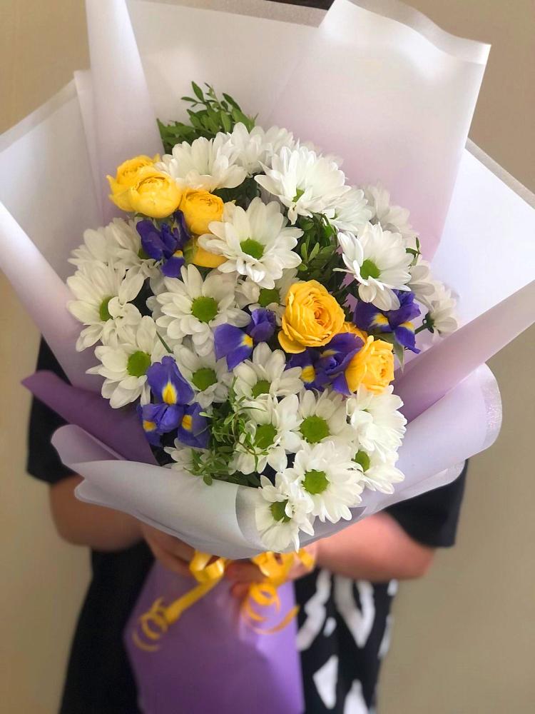 Букет цветов из: Ирисы, Хризантемы и Розы в Майском