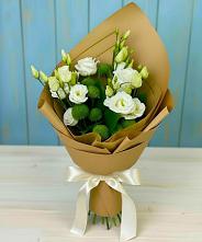 Букет цветов из:  Хризантемы и Лизиантусы в Майском