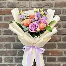 Букет цветов из:  Лизиантусы и Розы в Майском