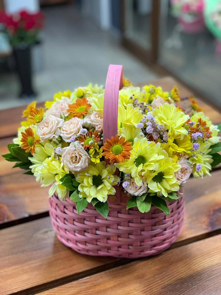Цветочная композиция из Хризантемы и Розы в корзине в Майском