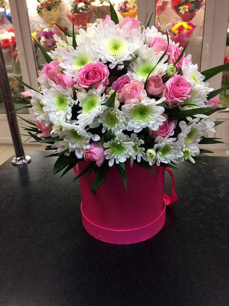 Цветочная композиция из Розы и Хризантемы в шляпной коробке в Майском