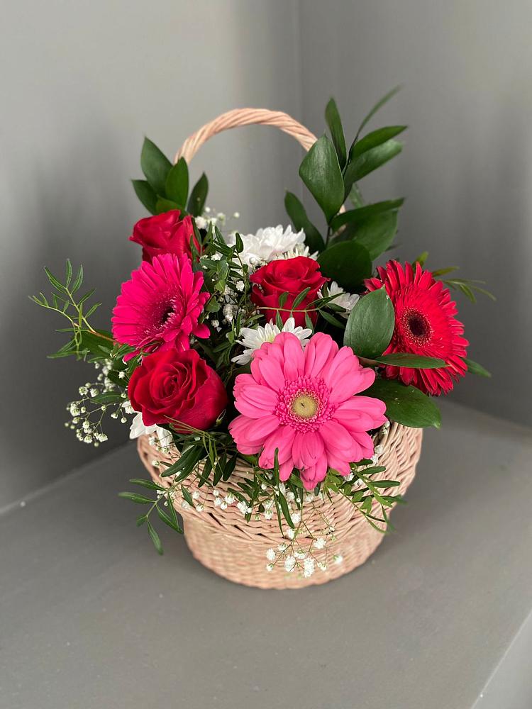 Цветочная композиция из Розы, Хризантемы и Герберы в корзине в Майском