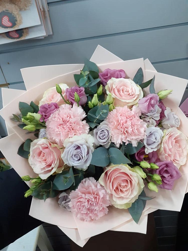 Букет цветов из: Розы, Гвоздики и Лизиантусы в Майском