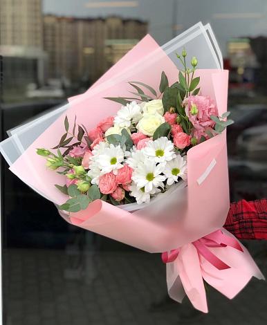 Букет цветов из: Розы, Лизиантусы и Хризантемы в Майском