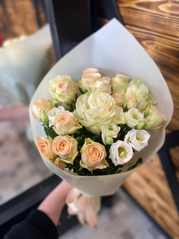 Букет цветов из: Розы и Лизиантусы в Майском